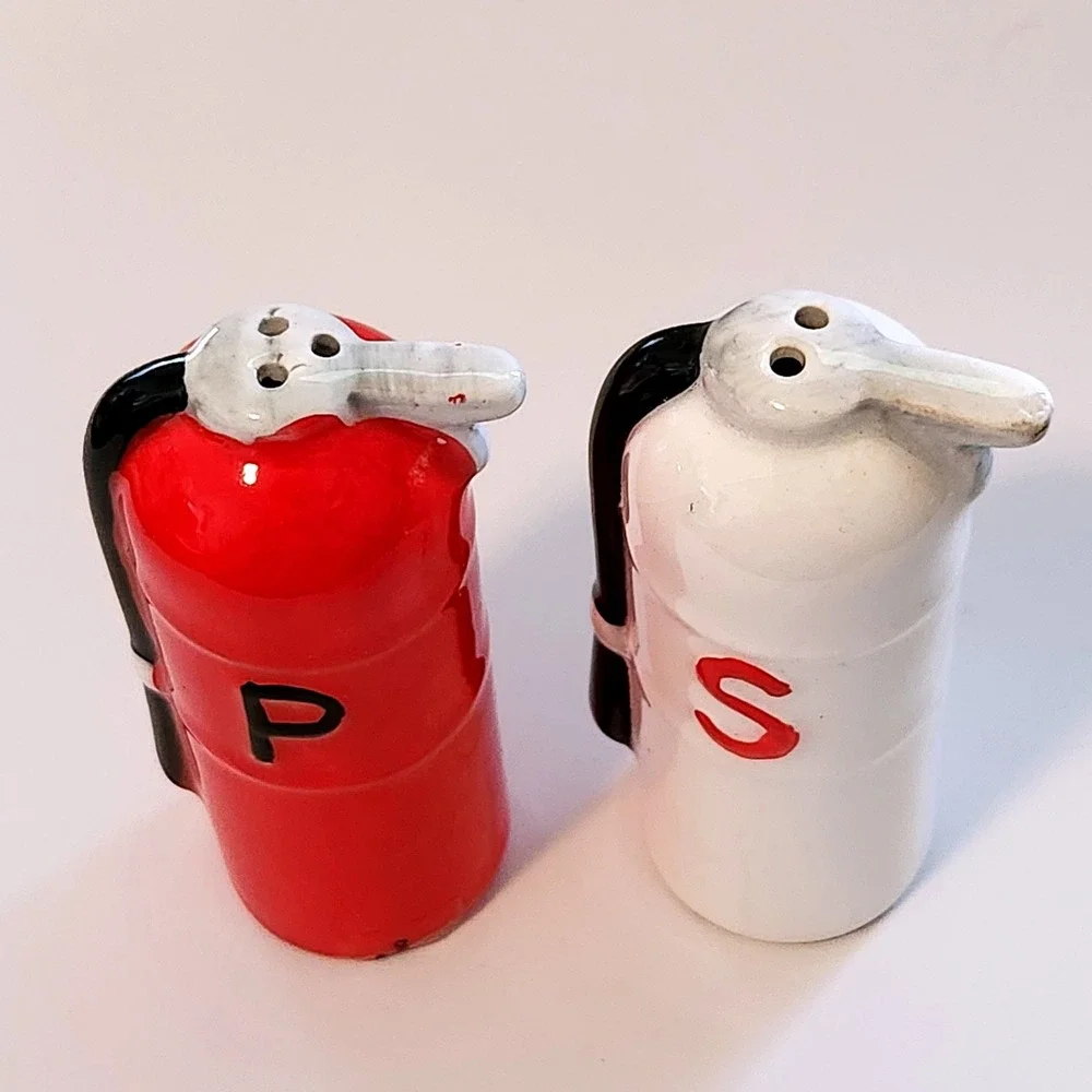 Vintage 1992 Enesco Fire Extinguisher Salt and Pepper Shakers - Picture 5 of 8